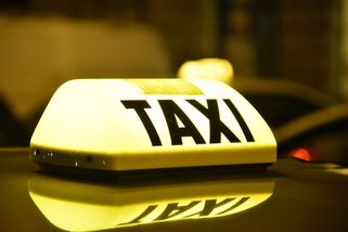 Taxikář v Kladně zachránil ženě stovky tisíc korun. Málem naletěla podvodníkům
