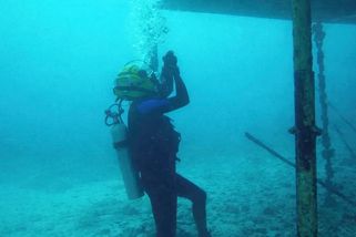 Potápěče ve vraku lodi chytila lidská ruka. Kuchař Okene trpěl 62 hodin na dně Atlantiku ve spodkách - Médium.cz