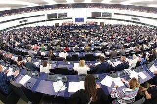 Europoslanci mají nárok na důchod už v 63 letech, maximálně získají 163 tisíc měsíčně - Médium.cz