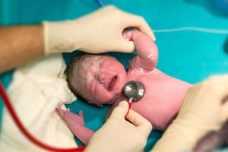 Poprvé v Česku: Otec na své nenarozené dítě v bříšku často mluvil. Z toho, co následovalo po porodu, byl v šoku jak lékařský personál, tak samotná maminka