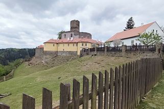 Hrad Svojanov: Trnitá cesta na hradní věž. Zastrčit břicho a pozor na hlavu! - Médium.cz