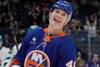 NHL | Calderovu trofej pro nejlepšího nováčka NHL má osmnáctiletý bek Schaefer, Dobeš je čtvrtý - Sport.cz