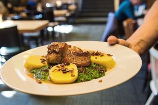 Dvě stovky za polední menu. Češi narážejí na nový cenový strop