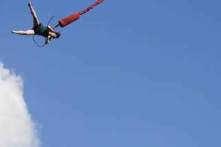 Dívka zemřela po pádu z adrenalinové houpačky, na lano přitom předtím upozornila