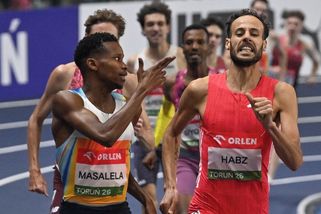 Bizarní oslava, která ho stála závod. Běžec v cíli udělal z prstů pistolku a střílel po soupeři - Sport.cz