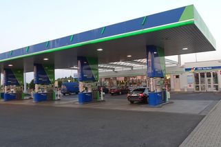 „Takový auto a nemáte na benzín?“ Řidič za mnou se smál, když jsem zastavila tankování na 500 Kč - Médium.cz