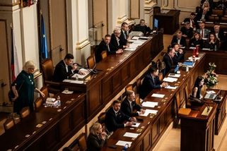 „Oškubali jste důchodce. Lhář, srab, chudák, nemáte koule...“ Opozice ve Sněmovně tvrdě šije do vládní koalice