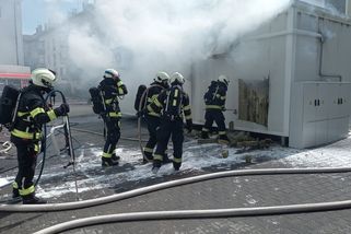 V Nové Pace hoří úložiště baterií, do ovzduší unikají toxické látky - Novinky
