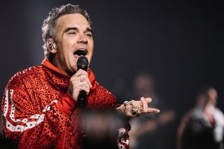 Recenze: Robbie Williams měl kožich i růžový oblek. A skočil z vršku rakety - Seznam Zprávy