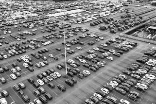 Auto jako mobil: Elektromobily končí na vrakovištích do 2 let. Za 250 tisíc Kč se vyplatí koupit nový, než provozovat ojetý