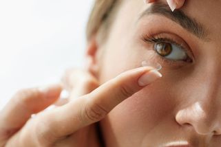 Sprchujete se kontaktními čočkami? Riskujete oslepnutí