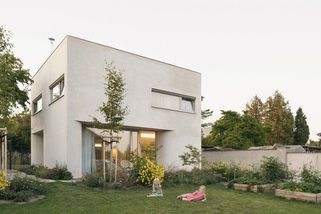 Dům v kostce nabízí rodinné bydlení s vyhlídkou na střeše - Novinky
