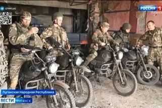 Rychlé, ale extrémně nebezpečné. Rusové na frontě zkouší útočit i z motorek - Seznam Zprávy