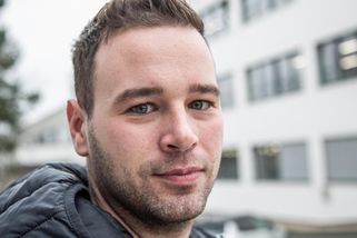 Mladší bratr přišel po vraždě mámy o oba rodiče. Otce, který ji ubodal, zavrhnul, říká syn Monyové