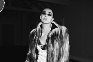 GLOSA: Konec zeleného šílenství. Drzá holka Charli XCX propadla rokenrolu | Headliner