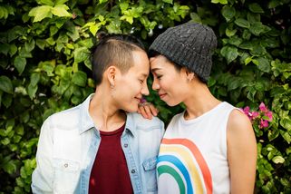 Průvodce pro heteráky: Jak mluvit s LGBTQ+ lidmi, aniž byste byli trapní (nebo nechtěně urážliví)