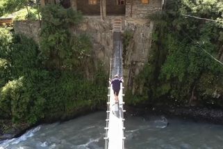 Pro rodiče utrpení, pro děti dobrodružný zážitek. V tomto hotelu se do pokoje chodí přes visutý most | Fotr na tripu