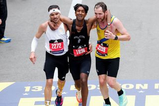 Video: Na konci maratonu vyčerpáním upadl, do cíle mu pomohli soupeři - Seznam Zprávy