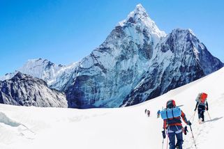 Skoro tisíc lidí uvázlo na Everestu. Sněhová bouře jim odstřihla cestu - Seznam Zprávy
