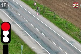 Byla tam žlutá, tvrdil řidič, který projel okolo semaforu u Brna. Záběry ukazují něco jiného - Novinky