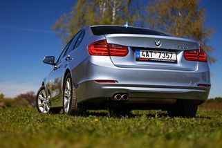 Levnější než Octavia RS, ale jak si ojeté BMW 328i povede ve zrychlení?