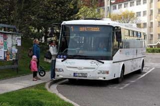 Umožněte už konečně nástup všemi dveřmi, vyzývá Středočeský kraj Prahu. Ta se bojí o tržby - Zdopravy.cz