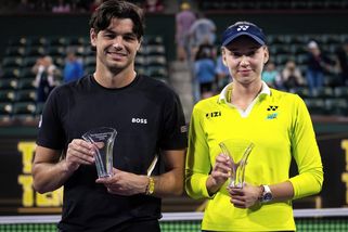 Nevhodné gesto. Rybakinová odstrčila ruku muže, který na ni sahal při focení - Sport.cz