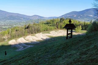 Když se louka změní v trať: Kolik ještě unesou Beskydy? - Médium.cz
