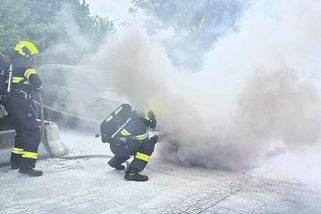 Hořící auto ve Zlíně zablokovalo frekventovanou silnici poblíž nemocnice - Novinky