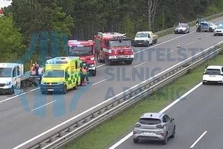 Dodávka na D11 smetla osoby měnící kolo - Novinky