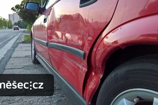 Škoda na zaparkovaném autě: Co dělat, když ji způsobíte vy a co dělat, když poškodí vaše auto