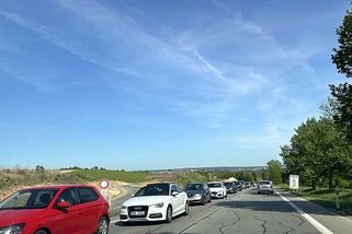 Dopravní peklo na I/35: Kolony před Litomyšlí mají i pět kilometrů