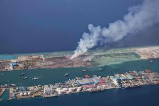 Temné tajemství Malediv: Ostrov Thilafushi z odpadků z luxusních resortů roste každým dnem