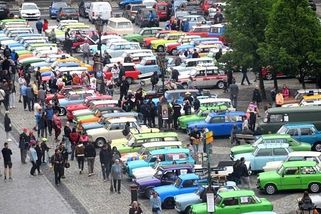 Trabanti znovu ovládli Český ráj. Spanilá jízda dorazila i do centra Jičína