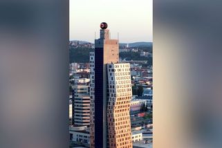 Hvězdáři nafoukli model černé díry na nejvyšší budově Česka, vypadal jako Sauronovo oko - Novinky