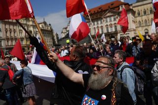 Smrt komunismu, ozvalo se z pódia, na němž komunisti slaví konec války - Seznam Zprávy