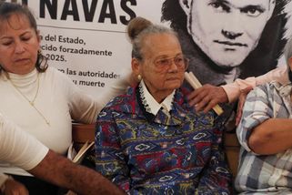 Venezuelská matka téměř rok hledala syna. Po zprávě o jeho smrti ve vazbě sama zemřela - Novinky
