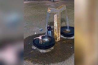 Německý turista se vykoupal v plzeňské kašně. Kamarád ho natáčel - Novinky