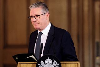 Starmer čelí rebelii. Jeho konec žádají desítky poslanců i členové vlády - Seznam Zprávy