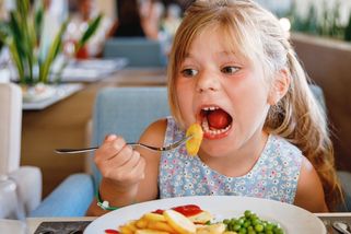 Dětská menu v českých restauracích: Smažený řízek, hranolky a co dál? Peklo, stěžují si zákazníci!