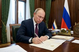 Putin má pravomoc poslat armádu kamkoli. Ruská duma schválila kontroverzní zákon