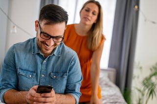 Hranice nevěry? Masáž s happy endem i chatování s kolegou. Tři příběhy z praxe vztahové koučky - Proženy.cz