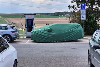 Nachytali jsme novou vlajkovou Škodu Peaq na českých silnicích! - Garáž.cz