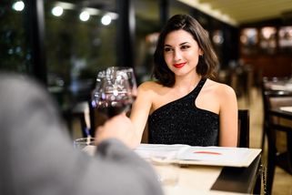 Kabelka na zemi a mobil u talíře odhalí hosta rychleji než objednávka: Restaurace má svá pravidla i dnes