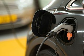 Až se dostaví Dukovany, Česko může omezit benzín i naftu a přejít na elektroauta