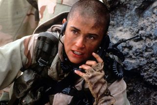 G.I. Jane: Demi Moore u shybů podváděla, štáb ji nenáviděl a původní konec filmu museli přepsat