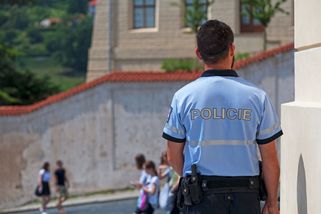 Z krádeže v lesním baru byli podezřelí policisté....