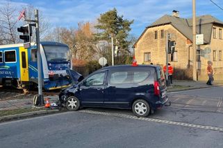 Vlak na přejezdu na Opavsku srazil auto. Dva vážně zranění - Novinky