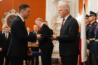 Cestu na summit NATO může řešit i Ústavní soud. Právnička doufá, že politici odloží ega