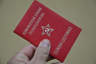 Seznam komunistů pro krácení důchodu se rozšíří o další funkce